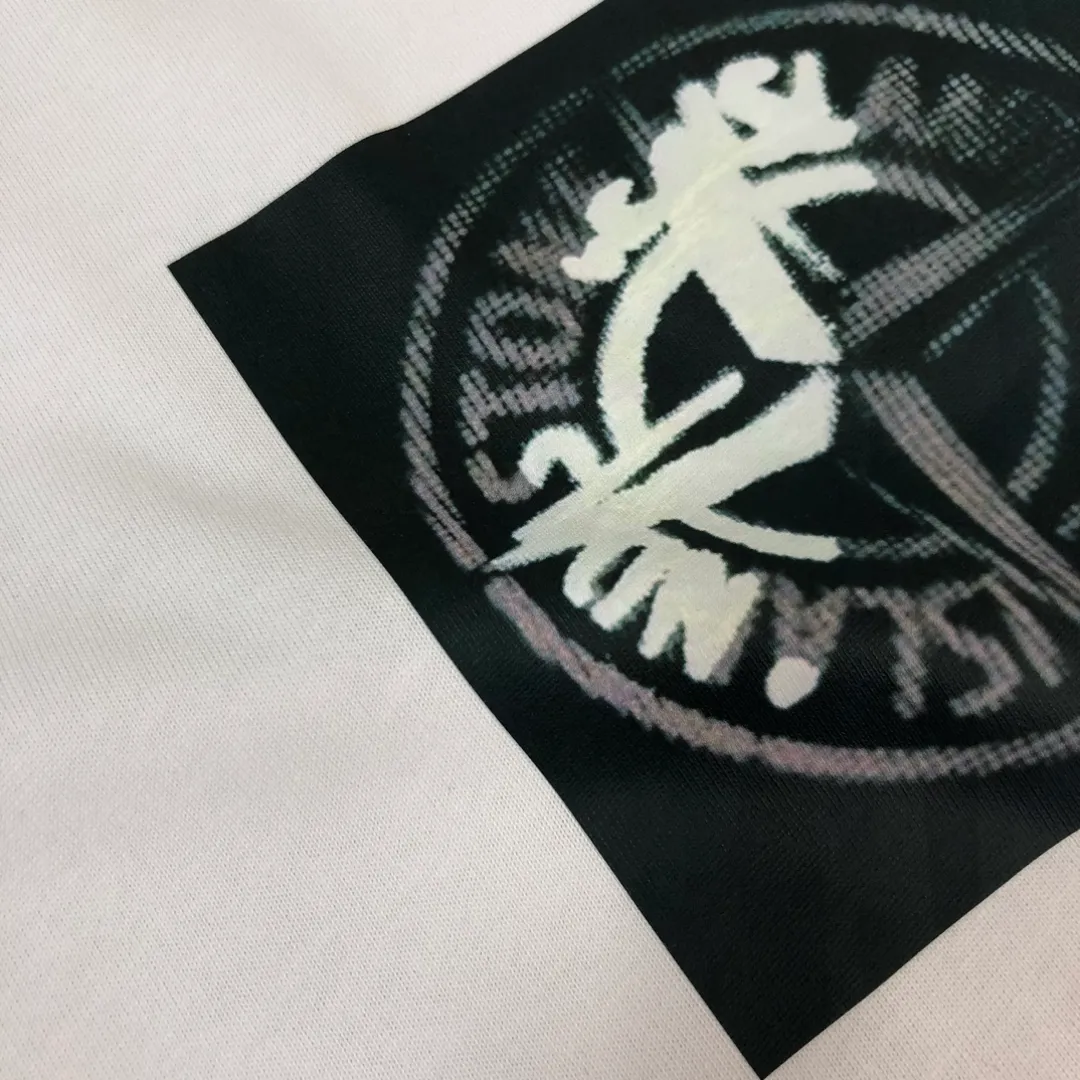 P180 Stone Island Stone Island 2025 latest T-shirt, couple style ~ Original order, stylish and casual short T-shirt, specially made of customized cotton fabric ~ Cotton T-shirt ~ Pre-washed to prevent deformation and shrinkage problem, more comfortable and breathable on the body ~ All available from stock ~ Unique design style, trendy must-have item, complete with three standards 👍 Color: black/white Size: S M L XL (larger version, please indicate your height and weight when placing an order)